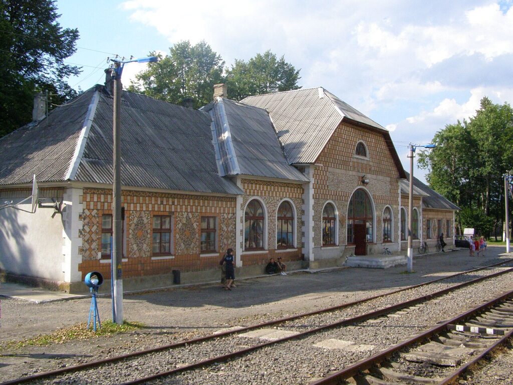 Yassin railway station