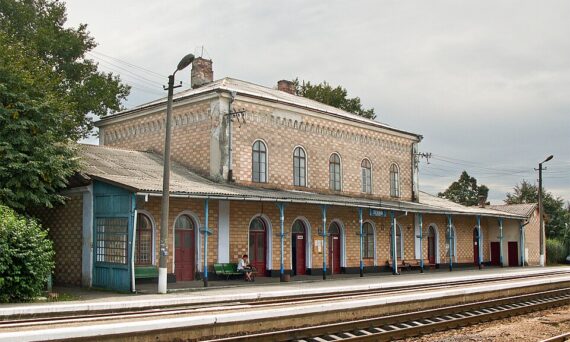 Залізнична станція Лужани