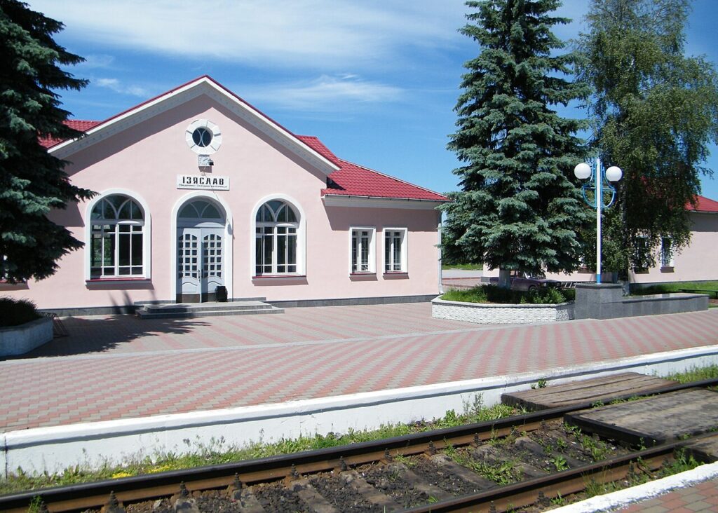 Залізнична станція Ізяслав