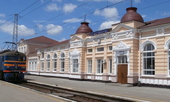 Pjatihatki railway station